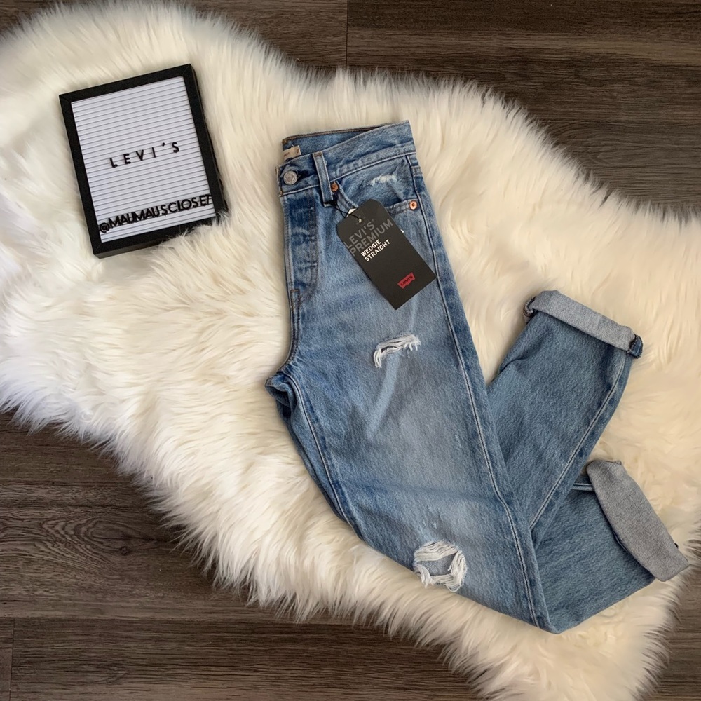 NWT Levi's Wedgie Straight Light Wash Jeans